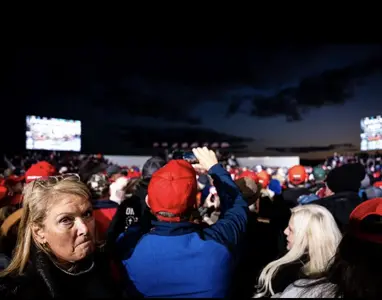 trump-is-3-4-hours-late-to-his-rally-in-traverse-city-mi-10-v0-ihvm71gu90xd1.webp