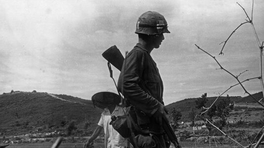 farmer-South-Vietnamese-US-Marine-patrol-1965.jpg